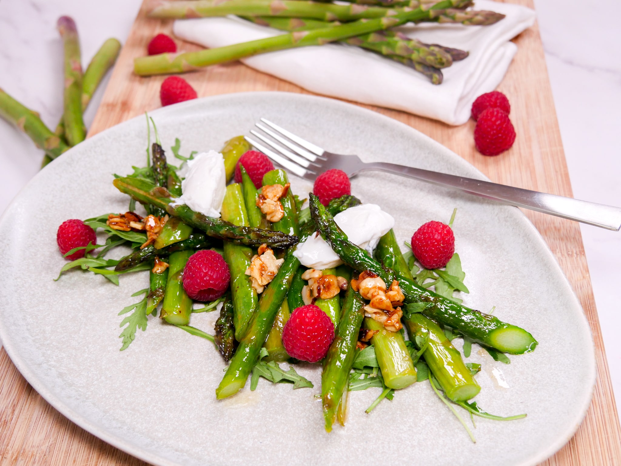 Karamellisierter grüner Spargel mit Ziegenfrischkäse, Himbeeren & Haselnüssen 10 Rezept für einen karamellisierten grünen Spargel mit Ziegenkäse & Himbeeren