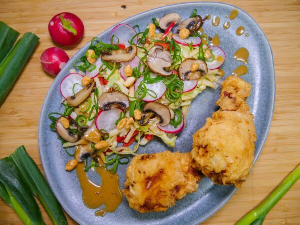 Fried Chicken auf Salat in asiatischem Frischkäse Dressing - Mehr Genuss