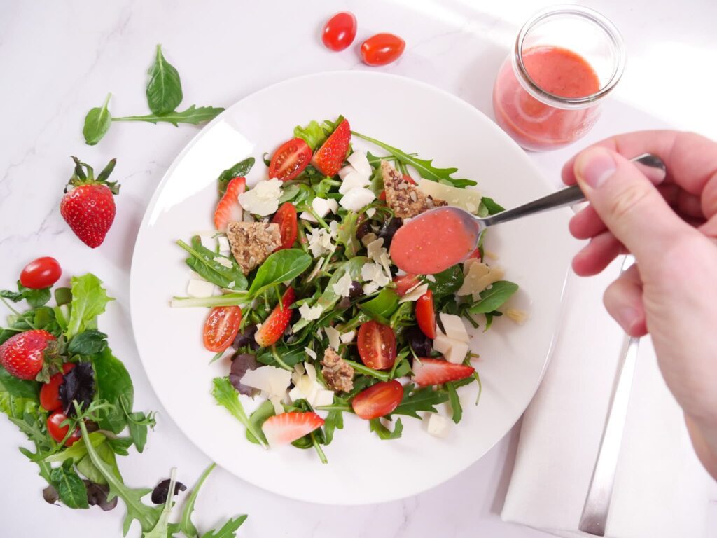Rezept fuer einen gruenen Spargelsalat mit Erdbeeren 1