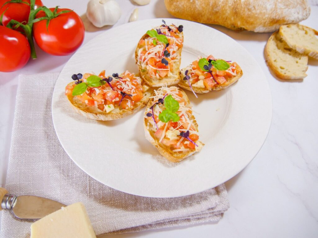 Tomaten Bruschetta mit Mozarella Basilikum und Knoblauch 1