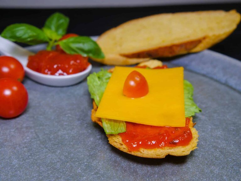 Tomatenmarmelade mit Cheddar auf Kuerbisbrot 1