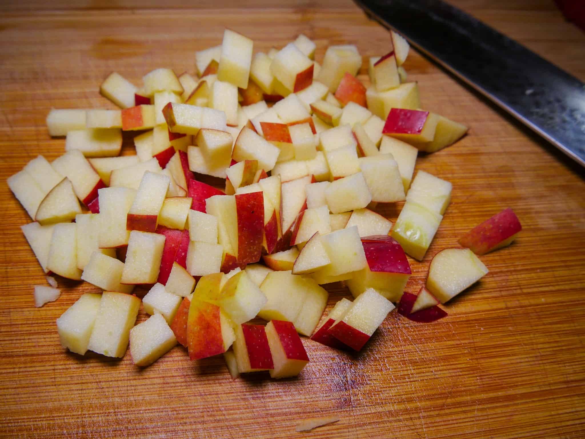 Äpfel für den Rotkohl schneiden