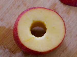 Apfel mit entkerner aushöhlen