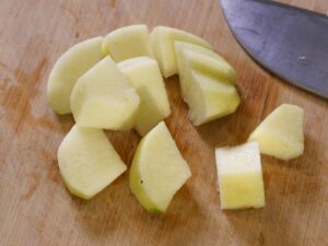 Apfel schälen und in grobe Stücke schneiden