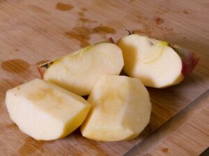 Apfel vierteln und entkernen für Kompott