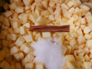 Apfelspalten für Apfelmus mit Zucker und Zimt