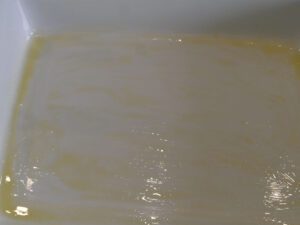 Auflaufform mit Butter bestreichen für Reisauflauf