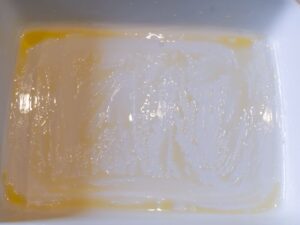 Auflaufform mit geschmolzener Butter einstreichen