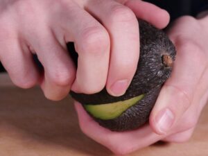 Avocado Hälften gegeneinander drehen für Guacamole