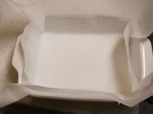 Backpapier in Backform legen und Falten