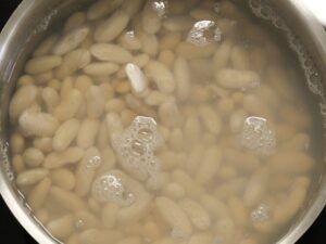 Beans in Wasser kochen