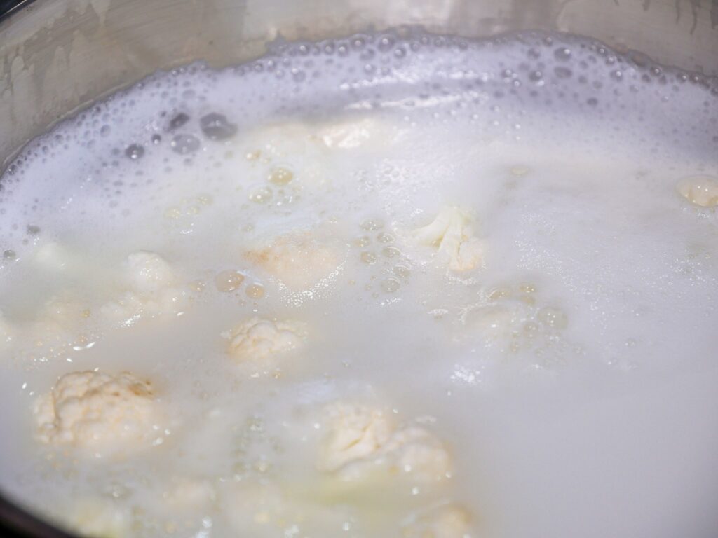 Blumenkohl in Milch kochen