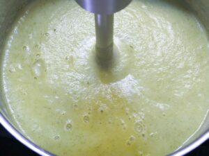 Brokkoli Suppe fein pürieren