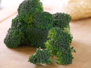 Brokkoli in kleine Rösschen schneiden für Gemüsepfanne mit Reis