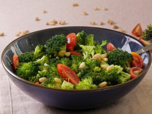 Brokkoli roh essen Salat Rezept