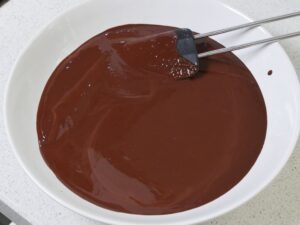 Brownie Schokolade in tiefen Teller umfüllen und auskühlen lassen