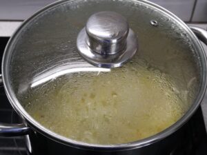 Brühe für Zucchini Creme-Suppe mit geschlossenem Deckel köcheln lassen