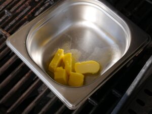 Butter bei indirekter Hitze auf dem Grill schmelzen lassen
