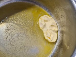Butter für Bechamel im Topf auf mittlerer Stufe erhitzen