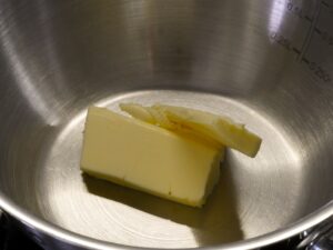 Butter für Chicoree schmelzen