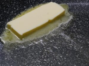 Butter für Fettuccine Alfredo schmelzen