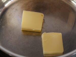 Butter für Mairübchen zerlassen