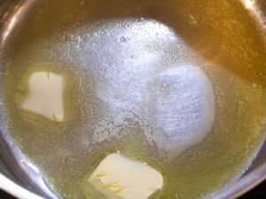 Butter für Maronensuppe in Topf erhitzen