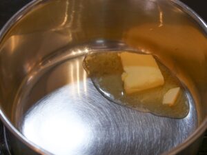 Butter für Pistaziencreme schmelzen lassen