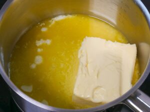 Butter im Topf für Brownies bei mittlerer Stufe schmelzen lassen