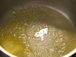 Butter in Topf schmelzen für Risotto