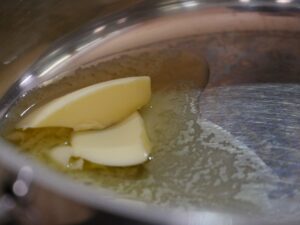 Butter in einem Topf erhitzen