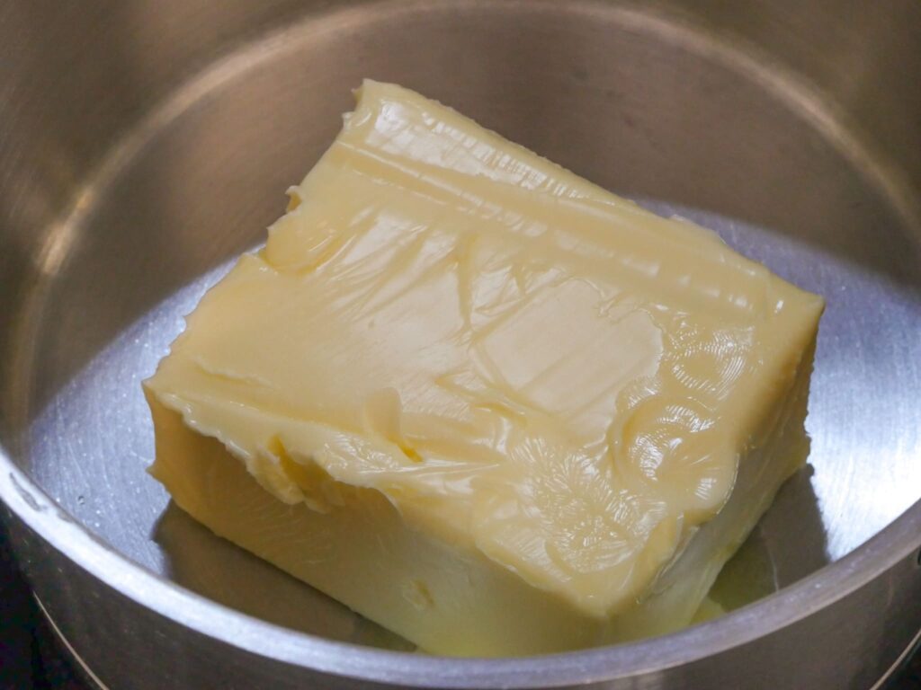 Butter in einen kleinen Topf füllen für Brownies Rezept