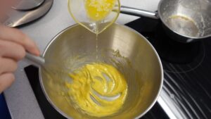 Butter langsam zum Eigelb geben