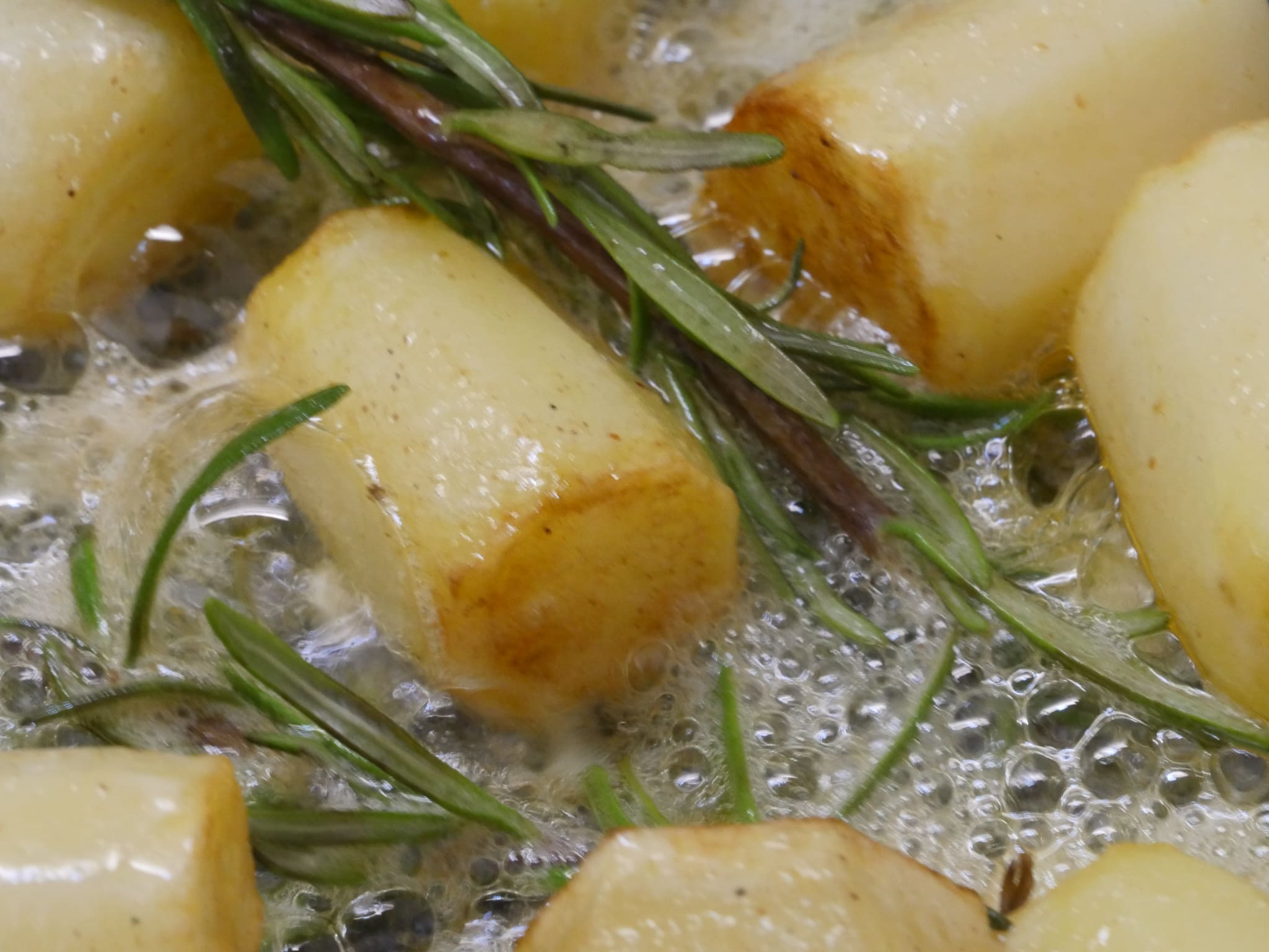 Butter und Fondant Kartoffeln durchschwenken