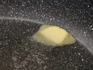 Butter und Öl für Omelett erhitzen