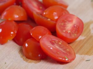 Cherry Tomaten für Focaccia halbieren