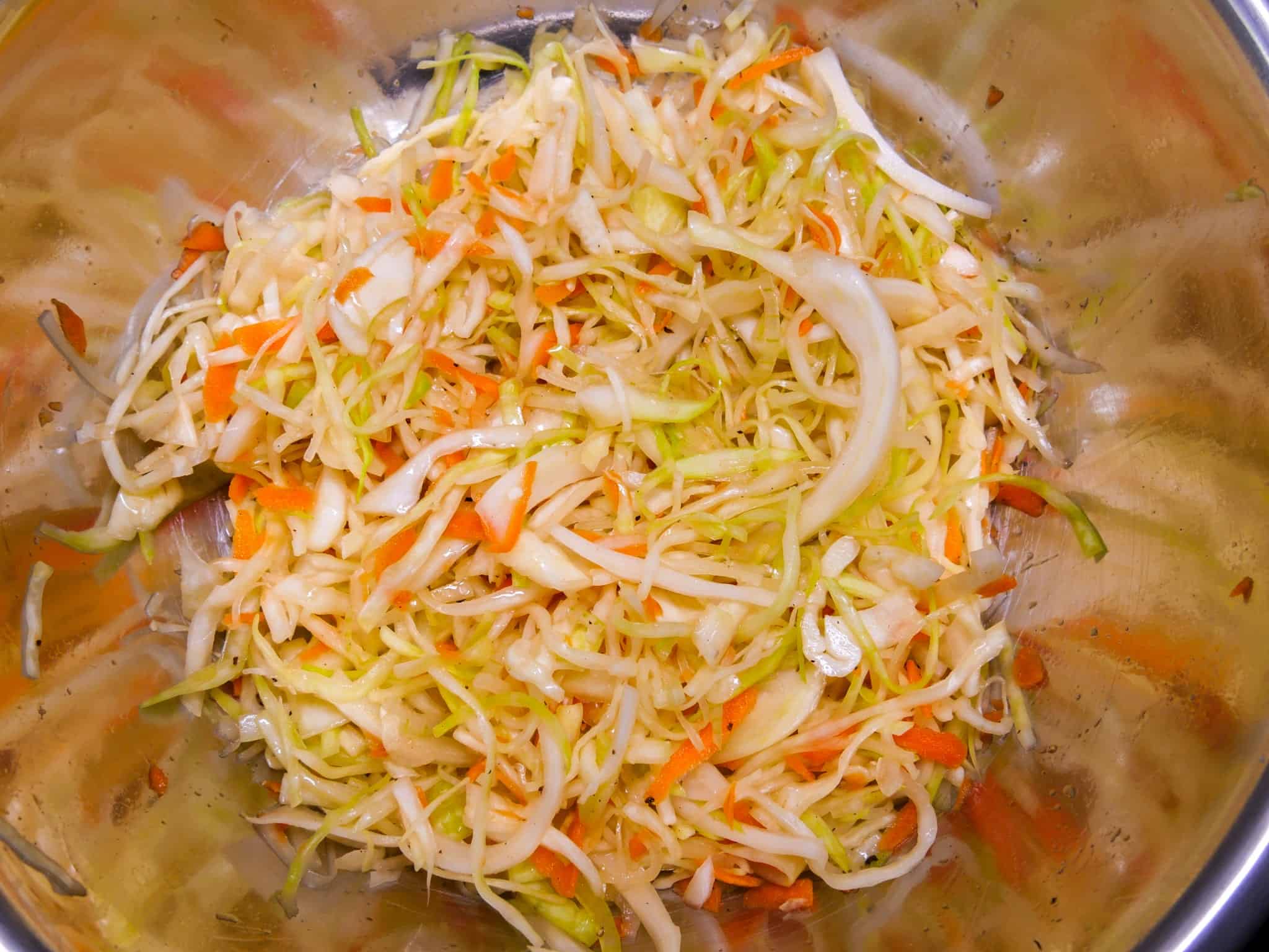 Coleslaw Salat als Beilage zu den Sous-Vide gegarten Spareribs