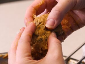Cookies mit den Fingern in zwei Stücke reißen