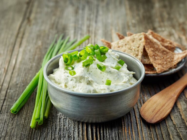 Crème fraîche Dip mit frischen Kräutern - Mehr Genuss