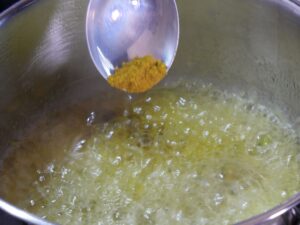 Curry für Süßkartoffelpürre mit anschwitzen
