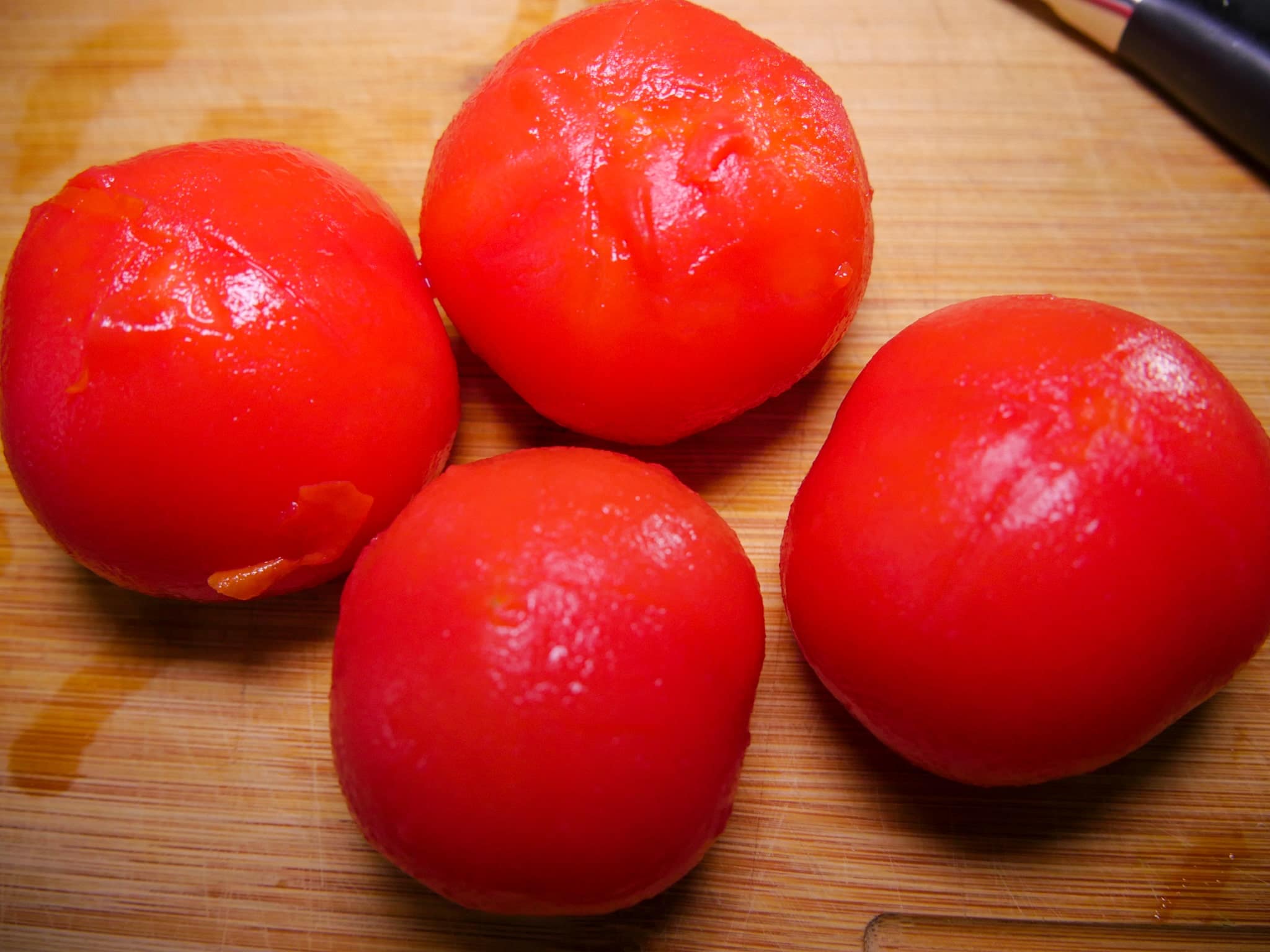 Die Haut von den Tomaten abziehen