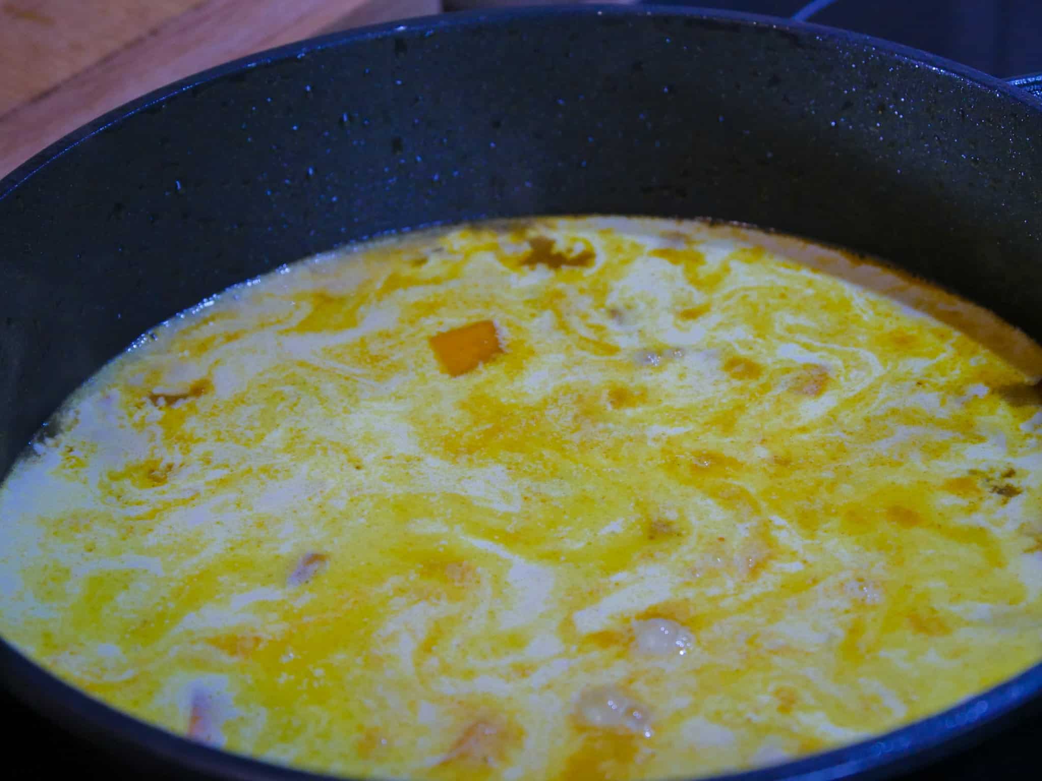 Die Sauce für das geschnetzelte mit Sahne auffüllen