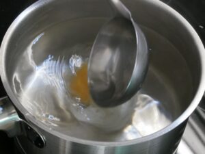 Ei im Wasserstrudel beim poschieren