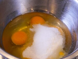 Ei und Zucker für Galaktoboureko aufschlagen