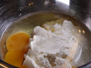 Ei und saure Sahne für die Sauce vermengen