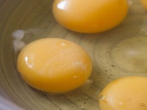 Eier für Omelett in Schüssel mixen
