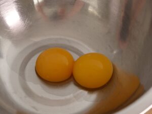 Eier für Vanillesauce trennen