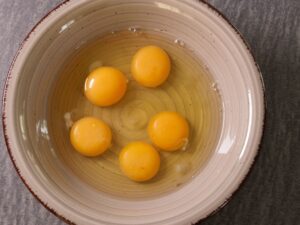 Eier für die Eiermuffins in eine Schüssel füllen