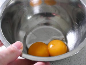 Eier trennen für Spaghetti Carbonara