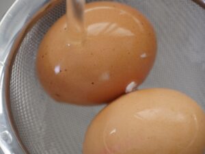 Eier unter kaltem Wasser abschrecken